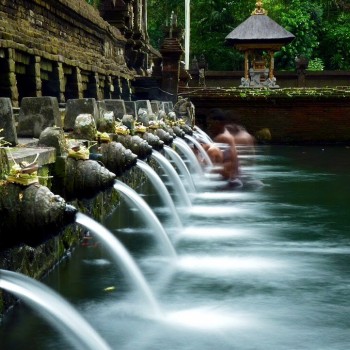 Tirta-empul-Bali-Indonesia.jpg