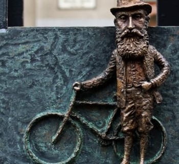 the-mini-statues-of-Mihaly-Kolodko-768x321.jpeg